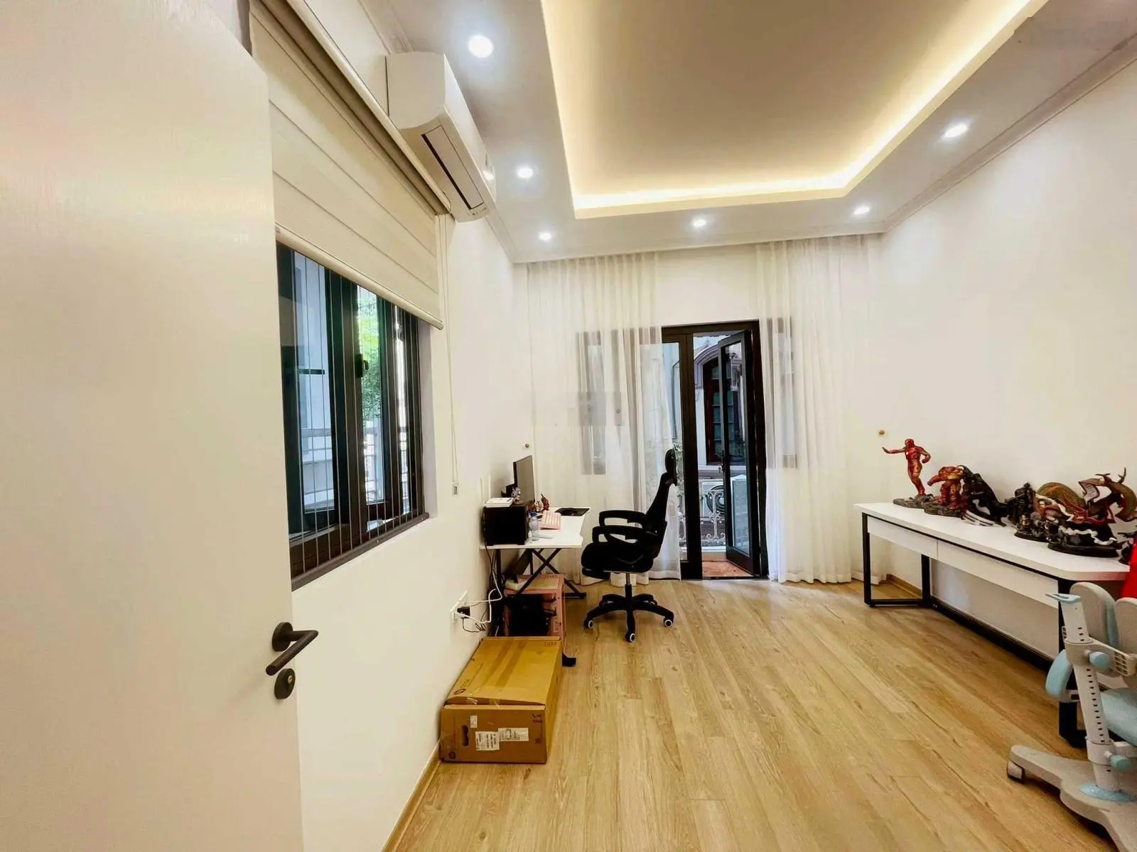 Lô góc Cầu Giấy - ô tô đỗ cửa - nhà đẹp - ngõ nông - 50m2 x 4 tầng. Giá: 9 tỷ