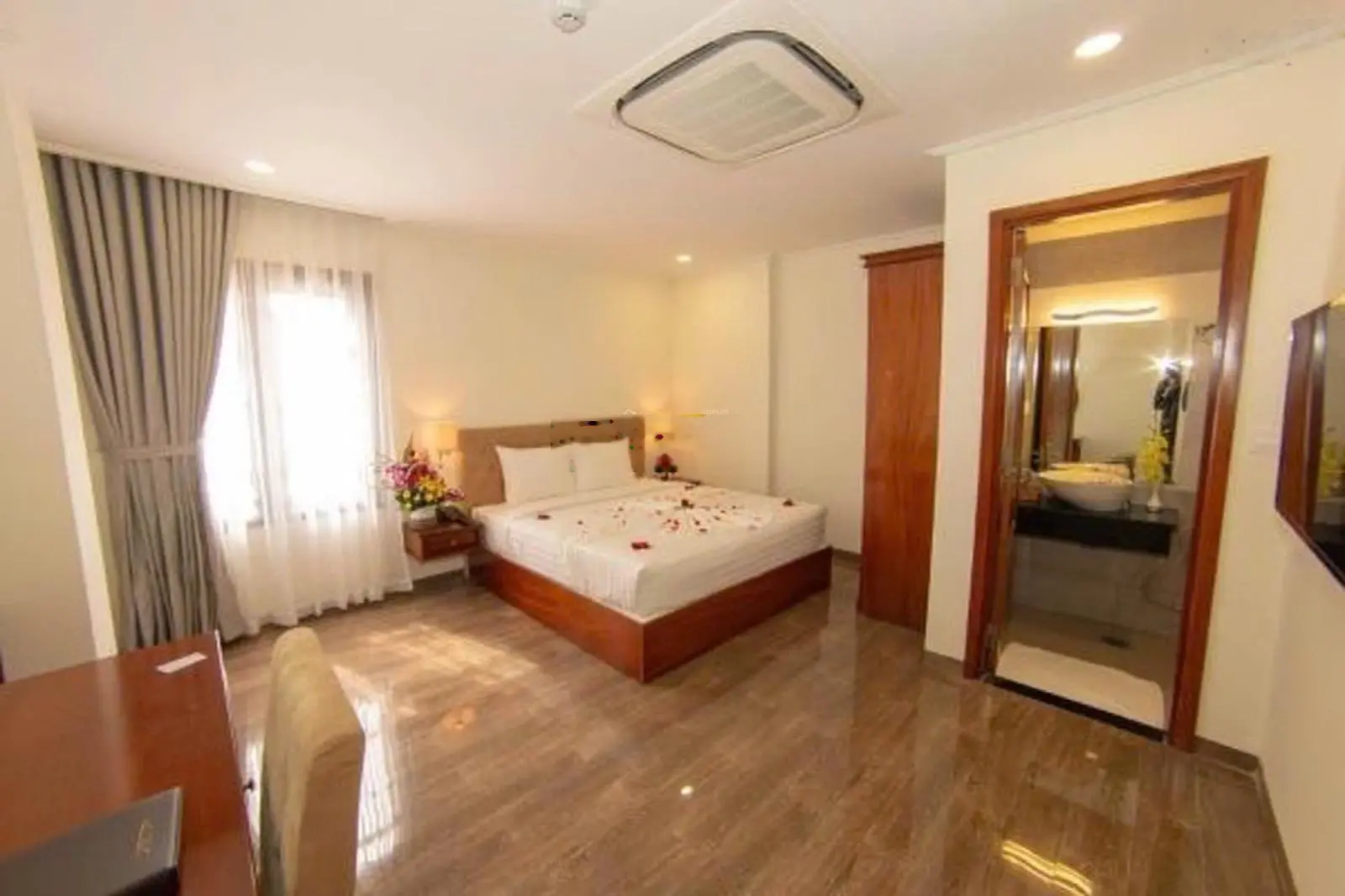Cần bán khách sạn 7 tầng khu Quân Trấn (khu phố Tây sầm uất) - Giá chỉ 17tỷ (thương lượng)
