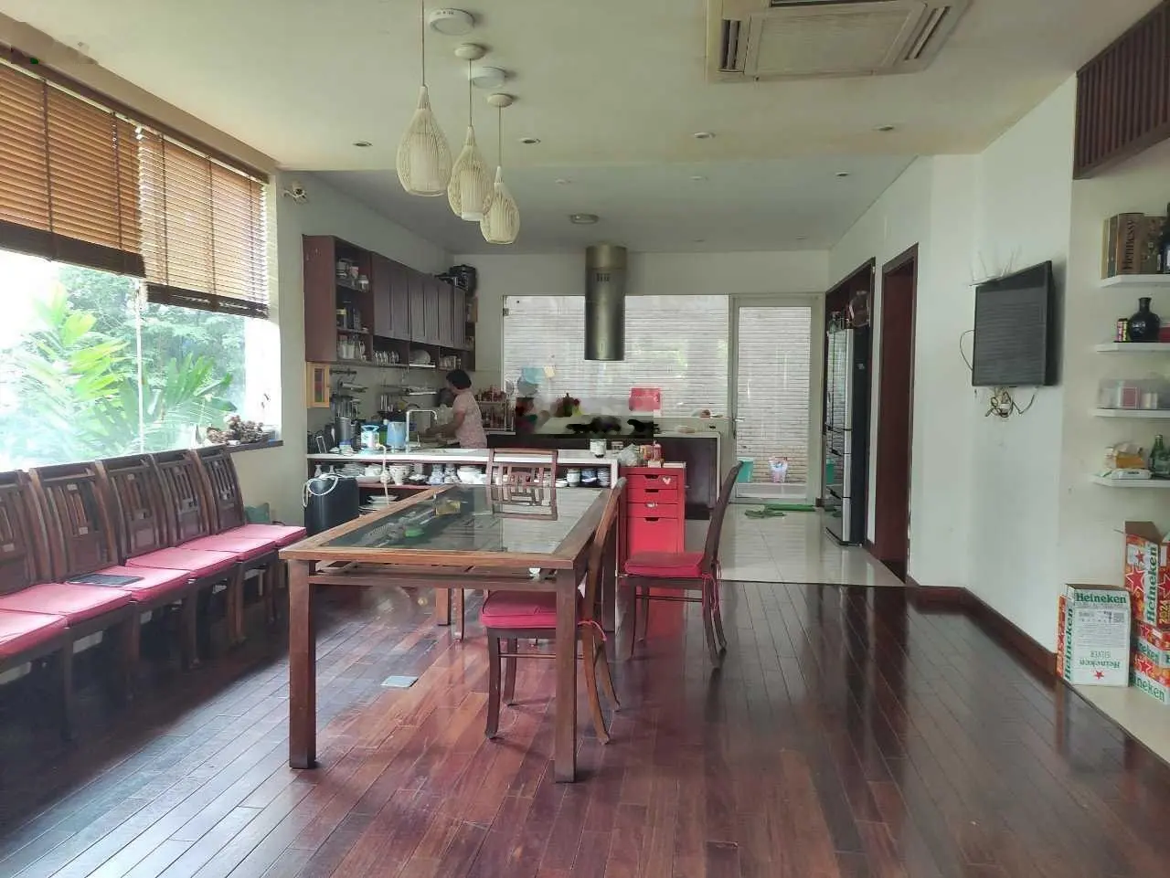 Bán biệt thự ngay Chi Cục Thuế Thành Phố. DT 10x20m. CN 200m2. 3 tầng. Giá 32.5 tỷ. LH 0901 882 ***