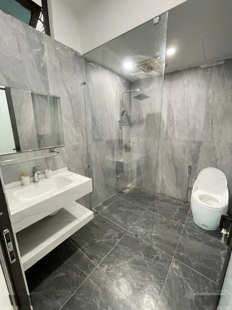 Chính chủ bán căn nhà siêu rẻ, diện tích thực tế 75m2, trung tâm phường, sát chợ đầu mới, vườn hoa