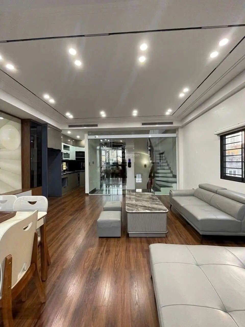 Siêu phẩm mặt phố nguyễn văn cừ, 50m, thang máy,vỉa hè rộng,kinhdoanh bất chấp