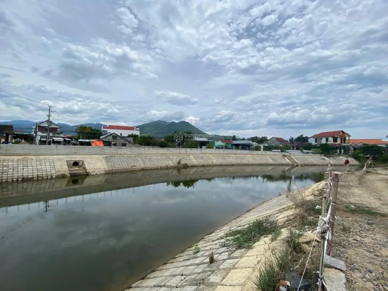 Bán Nhà Vườn Siêu Đẹp View Bờ Kè tại Diên Phú,Nha Trang. Vườn đã có hệ thống cây lớn