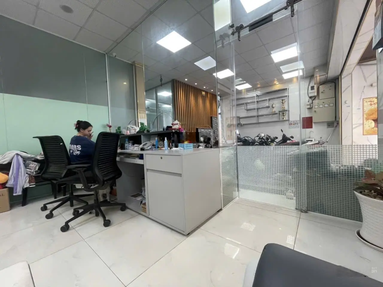 Định cư cần bán nhà gấp 12 tỷ 7 TL xe hơi vô nhà - gần đầm sen
