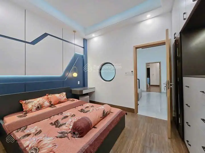 Tôi cần bán gấp nhà tú xương,quận 3-giá:3.35tỷ/68m2(5x13.6m). sổ chuẩn. gần bệnh viện mắt tp.hcm