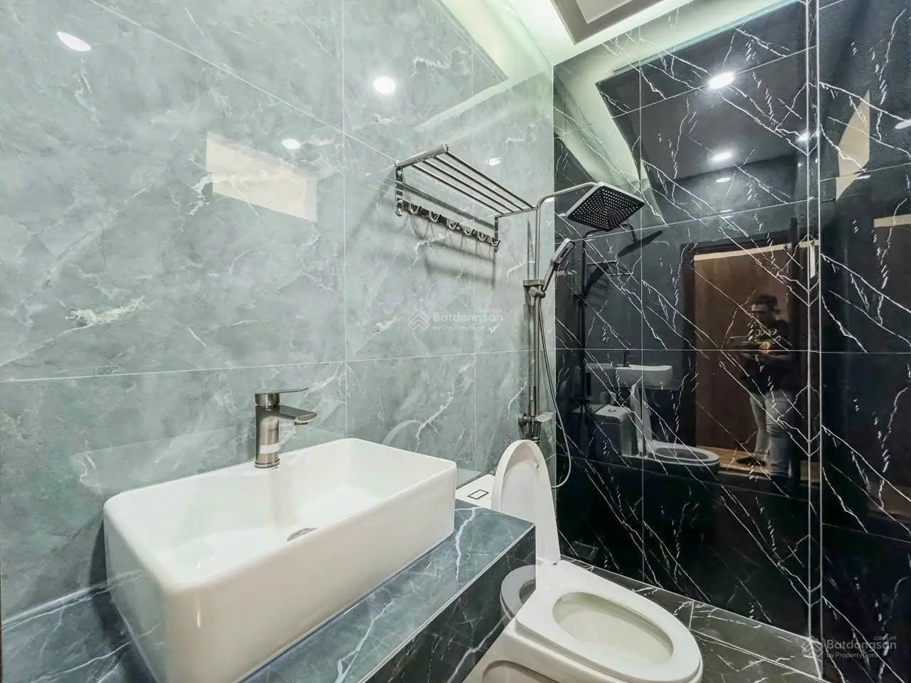 Bán nhà riêng 3 tầng, 4PN, 4WC, 61m2 (4,3*14,2)m, ngay hẻm Kỳ Đồng, P9, Q3 giá 3tỷ550 ổ sẵn cầm tay