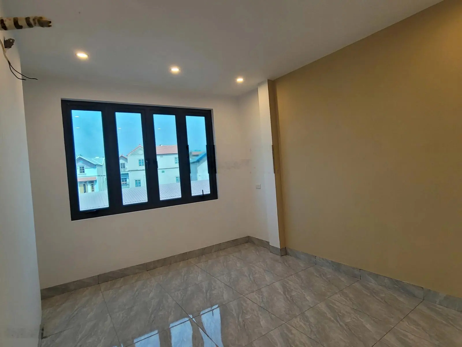 Chính chủ bán nhà mặt sân Vh ô tô vào nhà, đỗ cửa thoáng vĩnh viễn lô góc 2 mặt ngõ 40m2