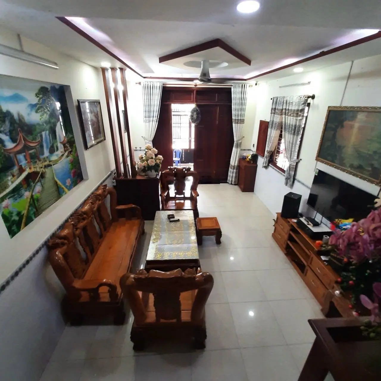 Hàng thơm. Giá siêu hạt rẻ. Nhà gần Vincom TP. Dĩ An. DT: 172m2 lầu trệt 5 phòng ngủ. Giá: 4,8 tỷ