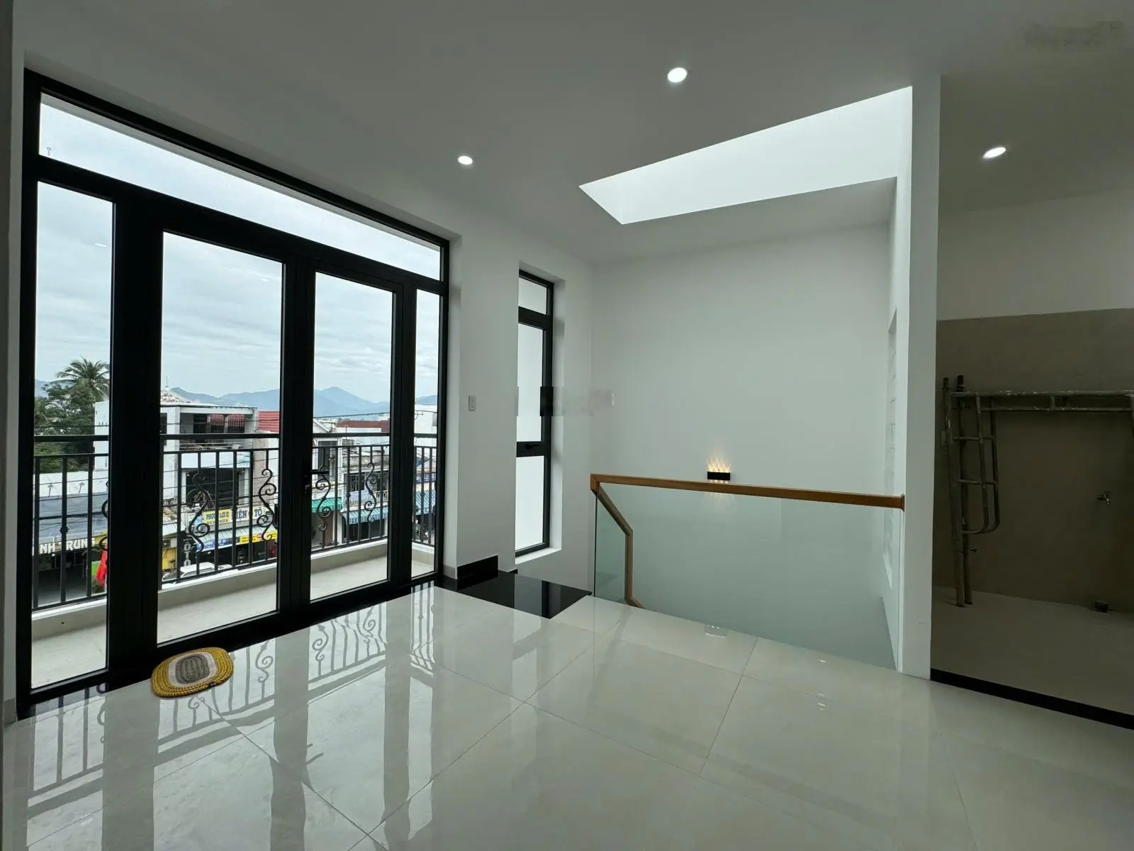 Bán nhà mới 3 tầng mặt tiền đường Hùng Vương (QL1A) thị trấn Diên Khánh, cách cây Dầu Đôi chỉ 300m