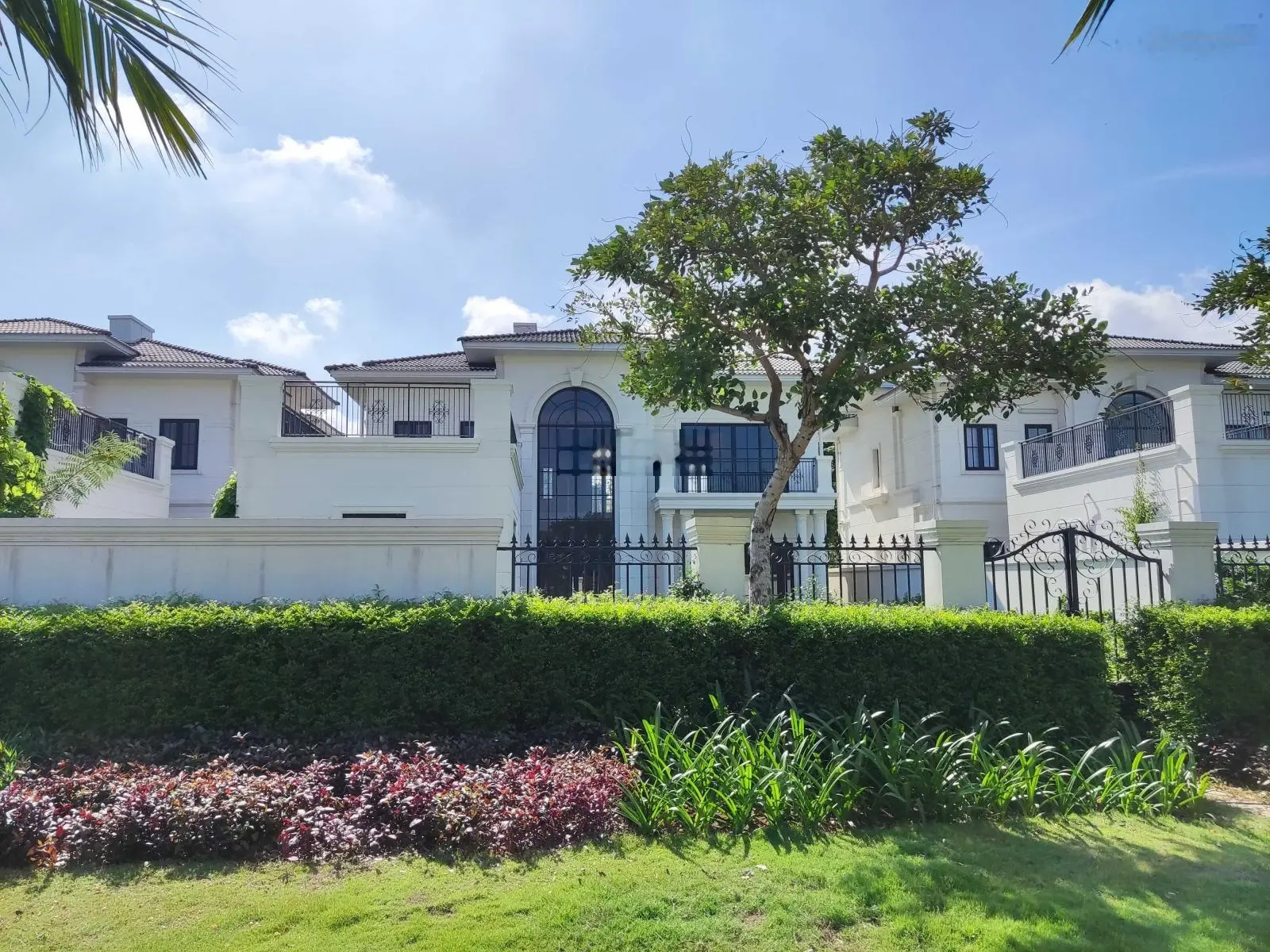 Bán nhanh dinh thự vị trí đẹp view sông từ 35 tỷ zone 4 full thuế phí. LH 0901 088 ***