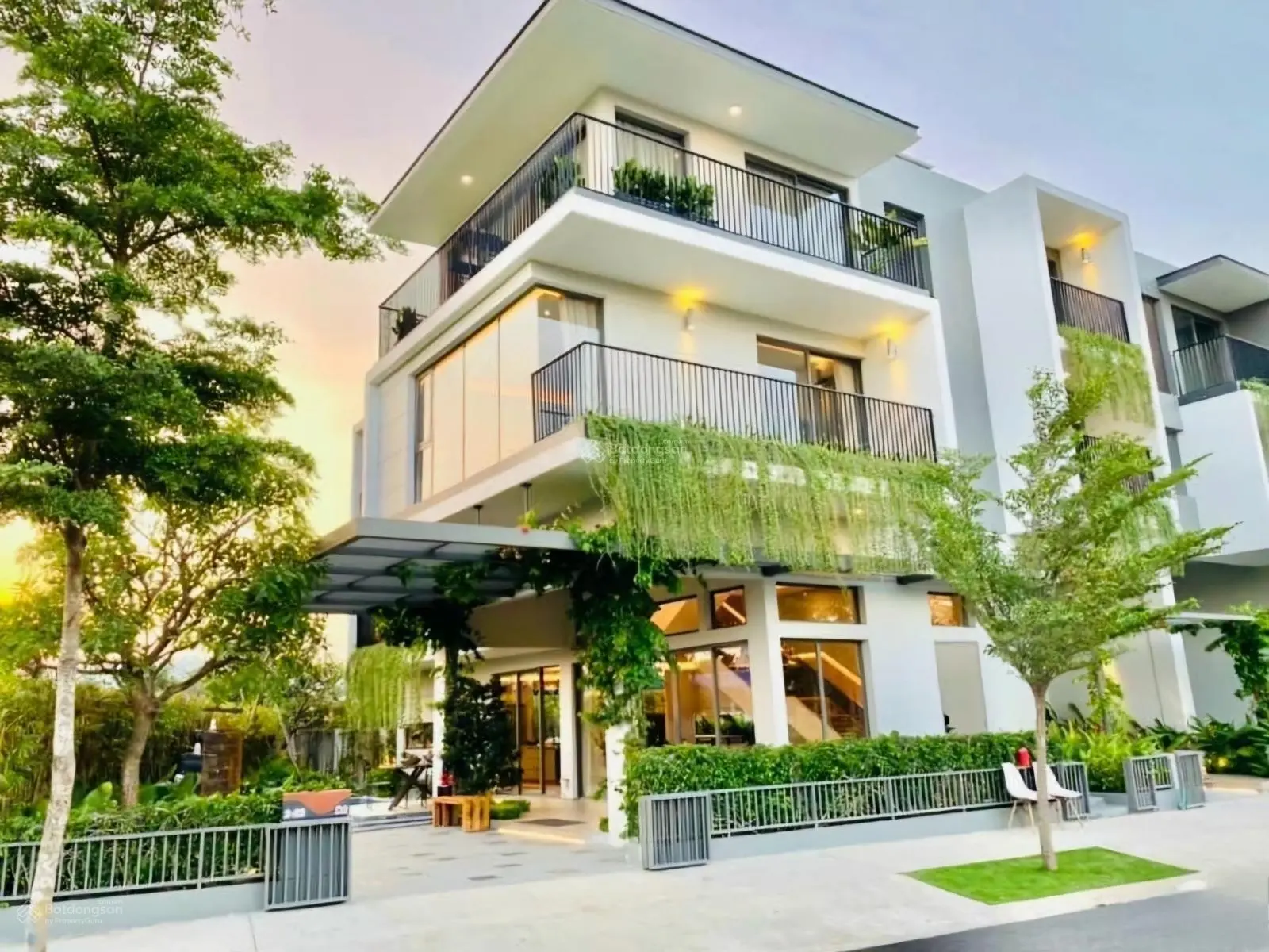 4 CĂN NHÀ PHỐ BIỆT LẬP SÂN VƯỜN ĐÃ CÓ SỔ, giảm hẳn 50% từ 10 tỷ 9 còn 5 tỷ 9 trong tháng 9 này