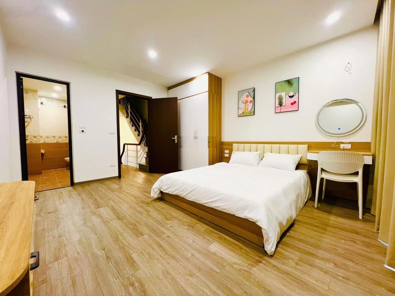 Nhà đẹp Cầu Giấy. Mặt ngõ nông, cách mặt phố 30m. Nhà dân xây, đẹp chắc chắn. Tặng full nội thất.
