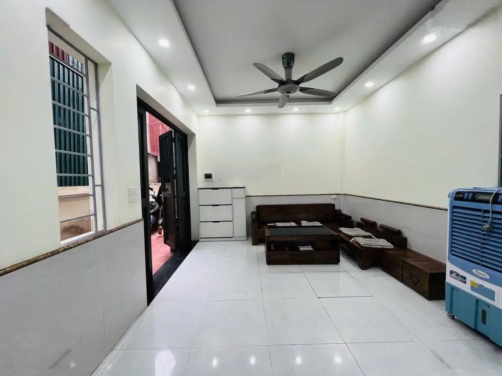 Cần bán nhà rất gấp ngay Vinsmart City Tây Mỗ, vài bước oto, có sân rộng, DT 43m2, giá bán 4 tỷ x