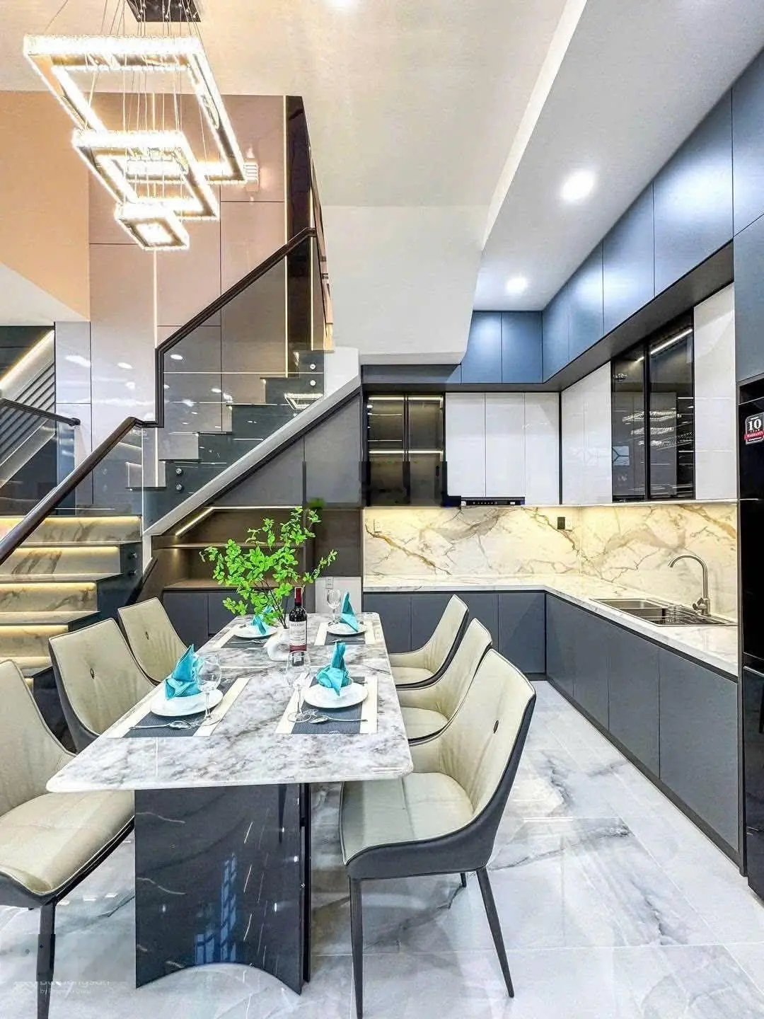 Nhà đẹp giá rẻ,hẻm xe hơi tọa lạc ngay đường Khổng Tử,Hiệp Phú,quận 9.Giá chỉ 4 tỷ 290 tr quá rẻ.