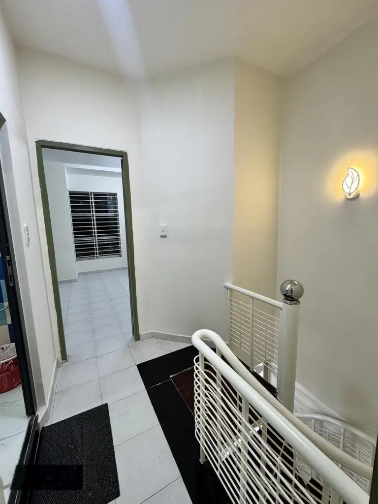 Bán gấp nhà riêng CMT8, Quận 10, 38m2, 2 tầng mới đẹp, hẻm xe hơi đỗ cửa, chỉ nhỉnh 6 tỷ