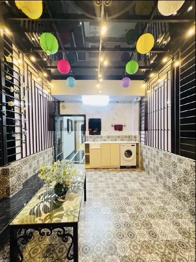 Bán Nhà Hoàng Mai dòng tiền, thang máy nhập khẩu, nội thất xịn sò, nằm lô góc.
