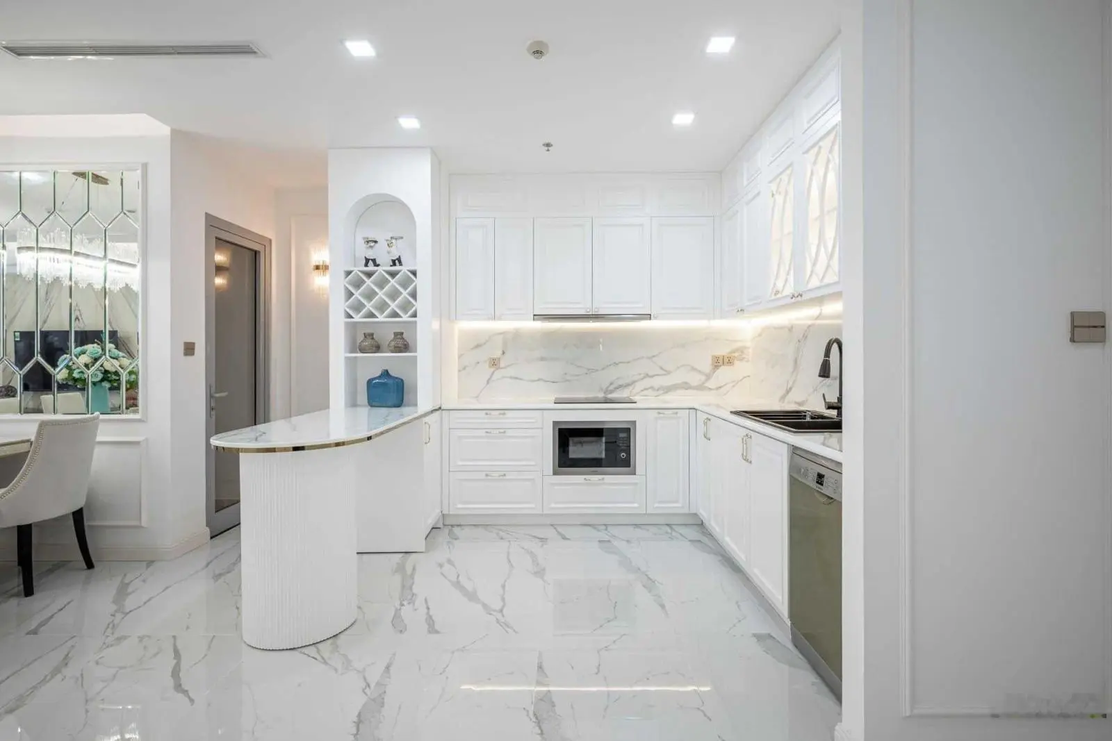 Cần bán gấp CHCC The Tresor ngay tại TT Quận 4. DT: 65m2 2PN1WC, full NT. Giá: 3tỷ8. LH: 0961 663 ***