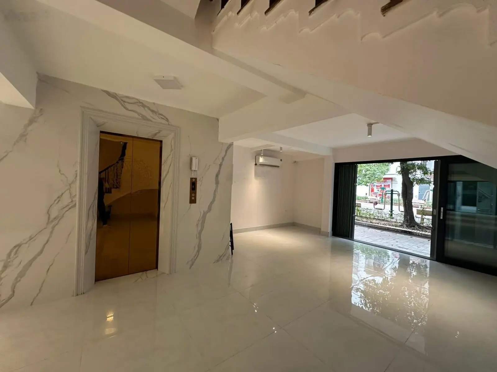 128m2 - mặt tiền lớn 7m - 65 tỷ - nhà phân lô vip khu Cầu Giấy - vỉa hè bát ngát - kinh doanh đẹp