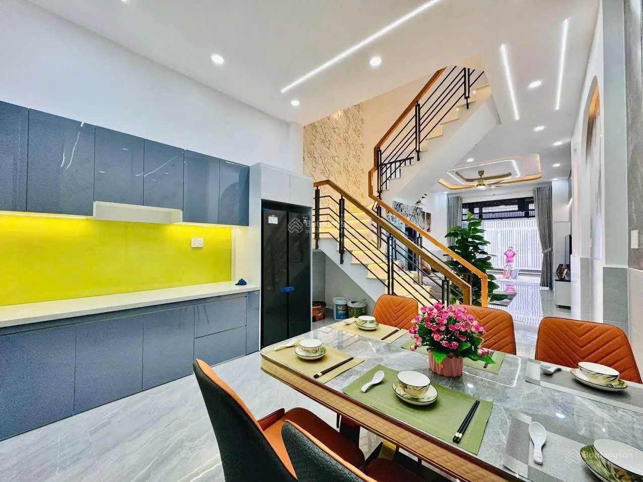 Chính chủ kẹt tiền bán nhà GIÁ 3TỶ550 Đ.Trần Não, Q.2. DT 60m2. HĐ thuê 16tr/tháng. Nhà 1T2L. SHR