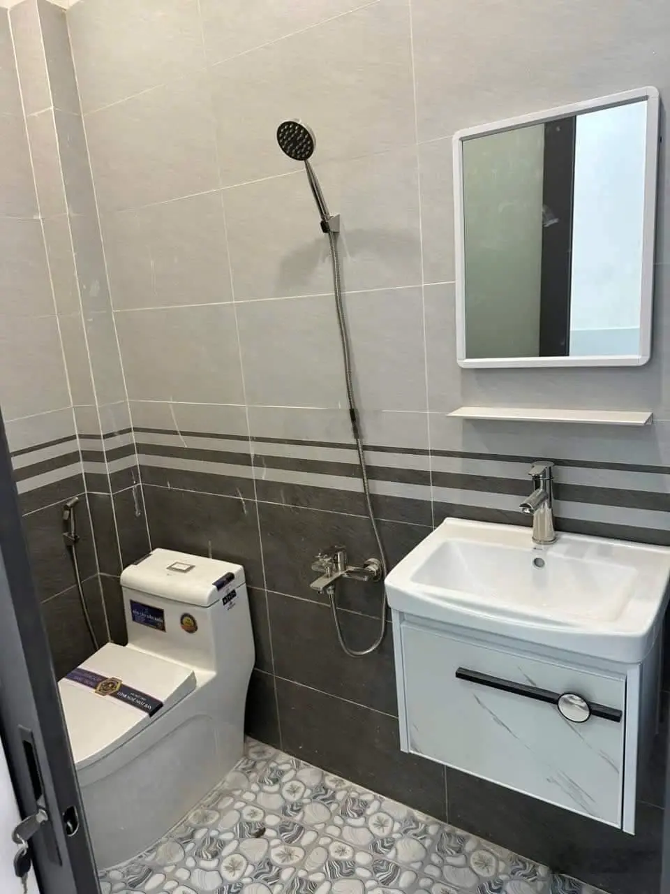 Nhà mới đẹp, 1trệt, 2 lầu, 2 Sân thượng, Ngang 4m x Dài 20m, đất đẹp, có nở hậu. Hoàn công 180,8m2