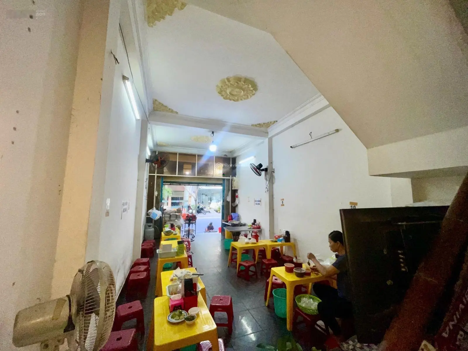 Bán nhà 3 tầng, đường lạc long quân, giá 6 tỷ 350. lh 0916377378