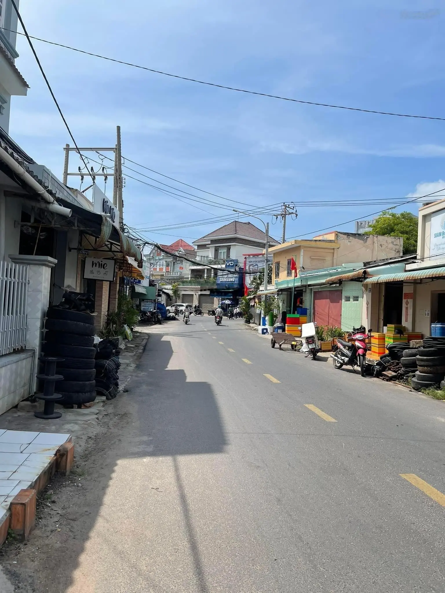 Chủ cần bán sẵn nhà cấp 4 , sát biển, khu trung tâm mua bán các mặt hàng ra bãi tắm chỉ hơn 100m