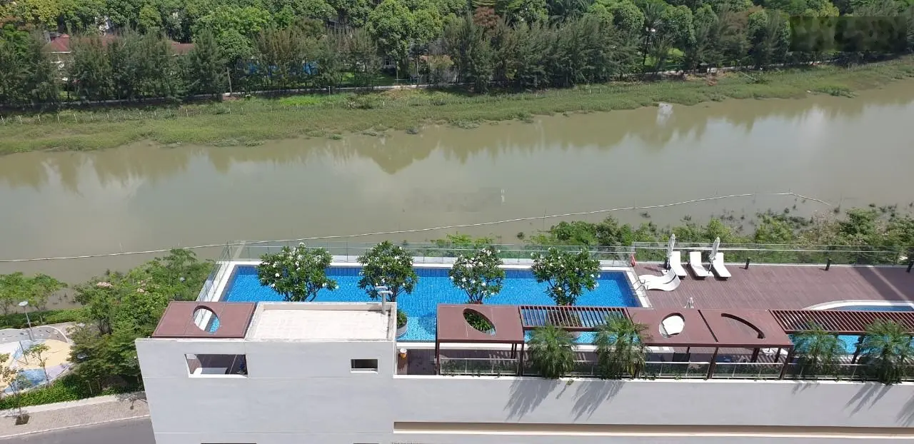 Bán căn hộ chung cư 3PN, DT 130 m2 tầng cao, view sông thoáng mát.