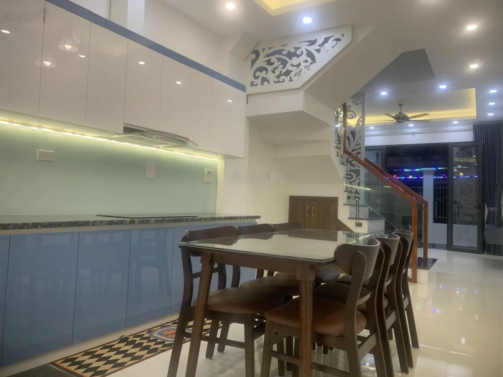 Bán nhà 3 tầng mới xây, TK hiện đại, gần chợ Rồng, gần hồ Biển Bạch, trung tâm TP. Ninh Bình