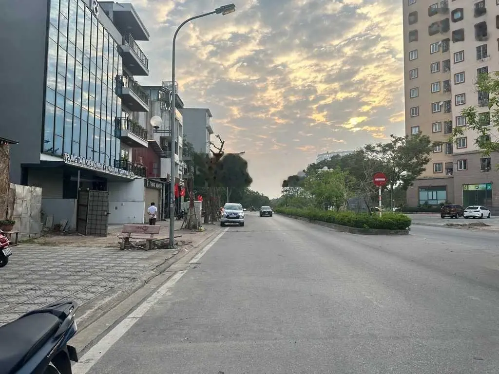 Bán 100m2 đất tặng nhà đang kd mặt phố đường đôi đào đình luyện, khu đấu giá giang biên chỉ 18 tỷ
