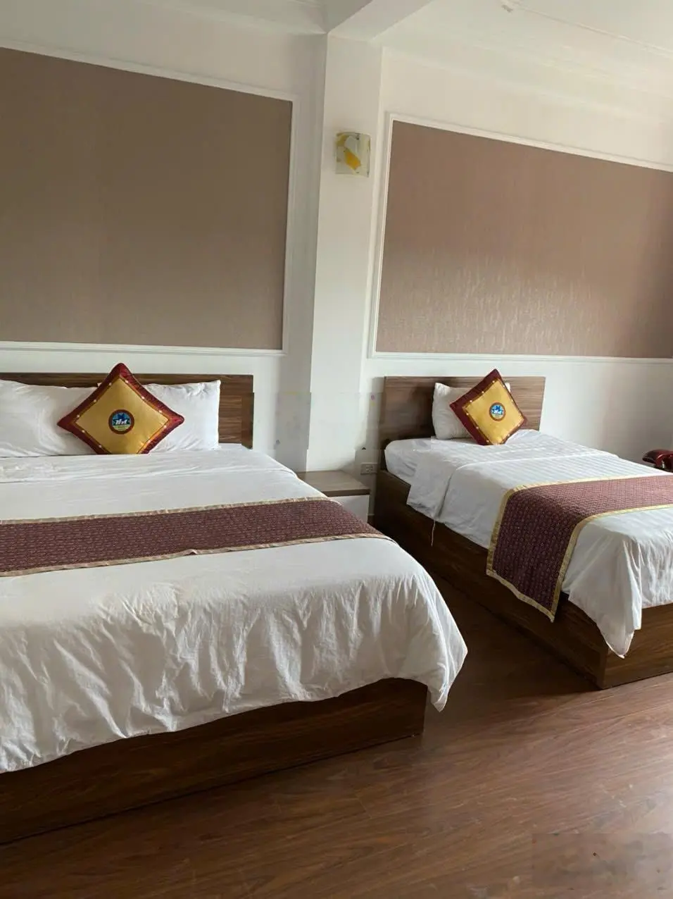 Bán gấp toà khách sạn Hồng Nhung trung tâm TP Yên Bái. Doanh thu 500 triệu/tháng. Sổ đỏ chính chủ.