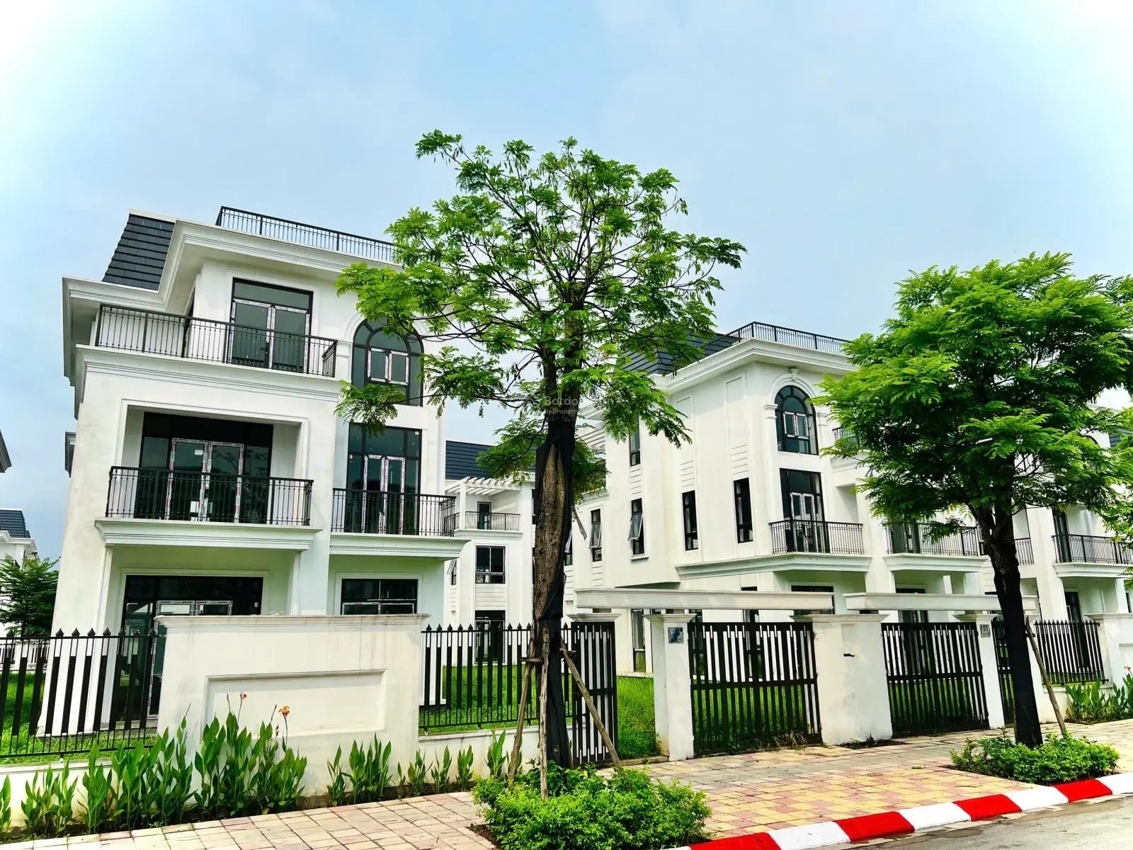 Biệt thự song lập 300m2, đường trước nhà 13.5m, đơn giá 5x triệu/m2 tại dự án HUD Mê Linh Central