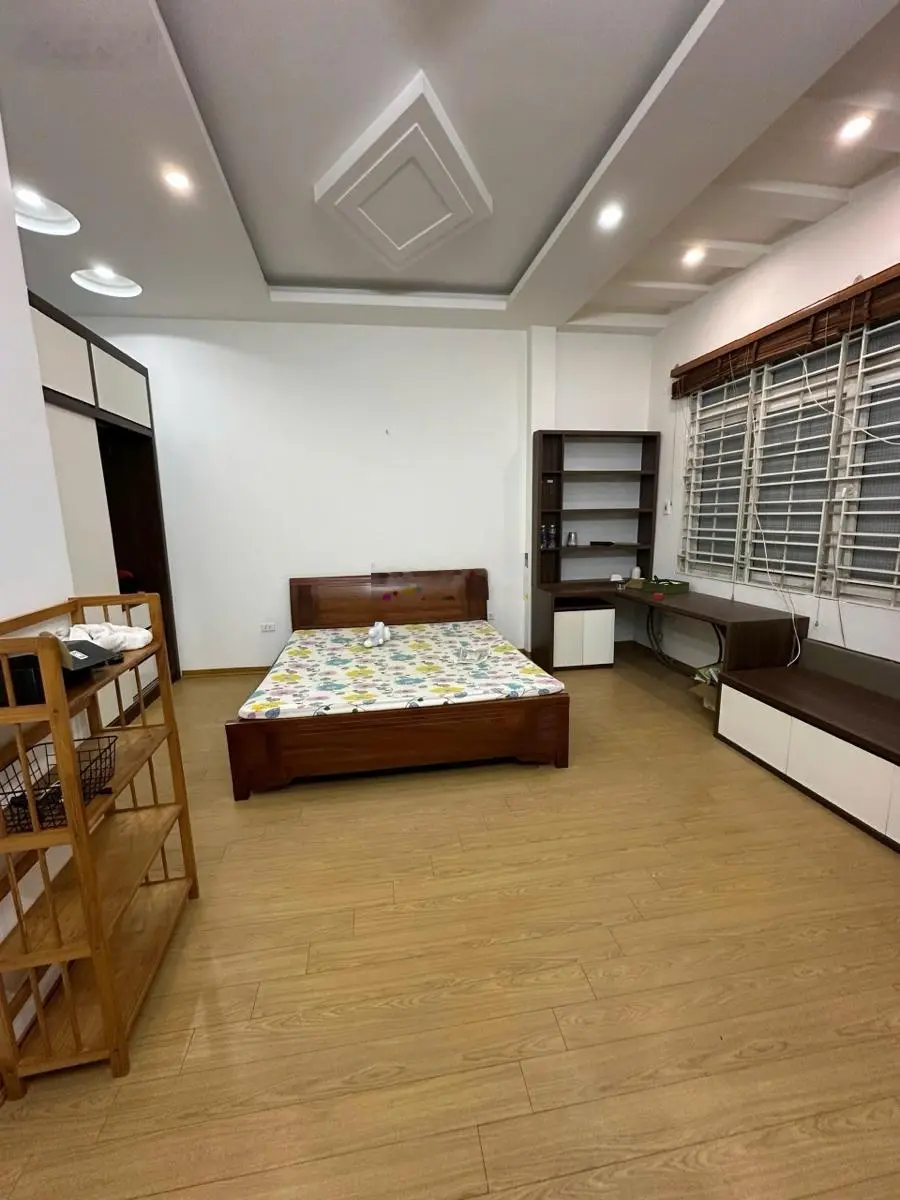 Nguyễn Chí Thanh! Nhà đẹp đủ nội thất, ngõ thông, vài bước ra ô tô tránh, cách mặt phố 50m
