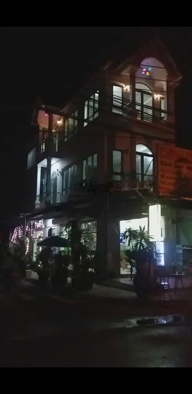 Bán căn nhà đẹp như mơ 1 trệt 2 lầu nằm mặt tiền đường nhựa Bình Chuẩn, diện tích 120m2, Thuận An