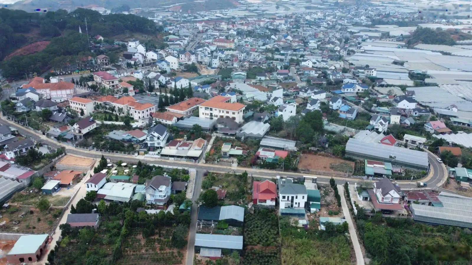 Bán nhanh 4 lô đất xây dựng mặt đường Phạm Hùng, TT Lạc Dương đường lớn 11m, gần công an Huyện.