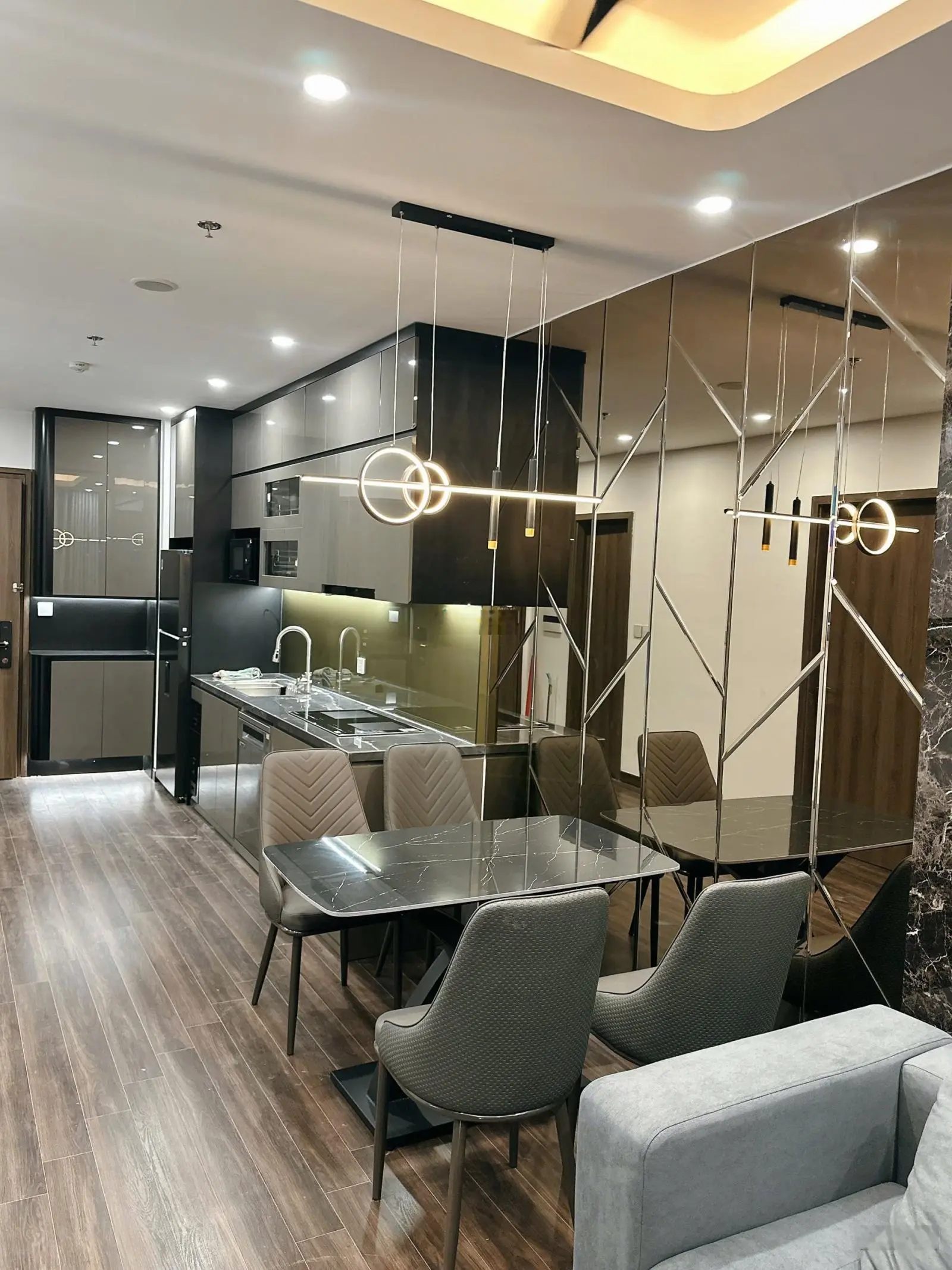 Bán căn hộ chung cư giá tốt tại Hoàng Huy Commerce, 2,367 tỷ VND, 67,4m2