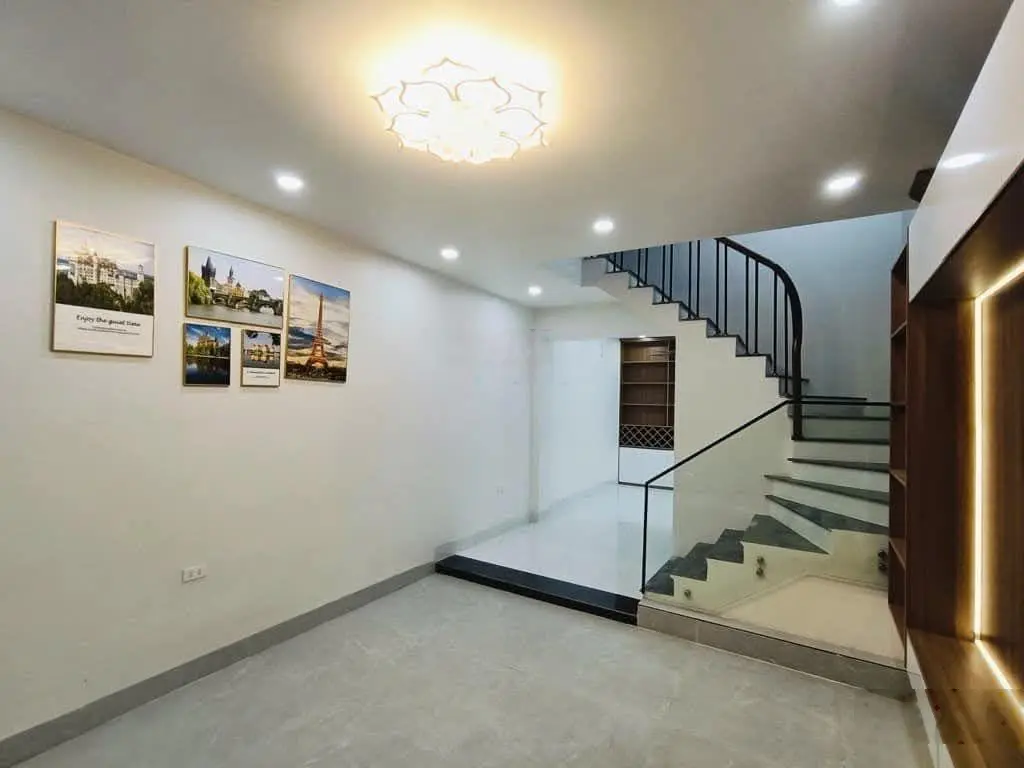 3 bước ra hồ hoàng cầu - phân lô ô tô tránh - mặt tiền rộng thoáng - bạt ngàn tiện ích