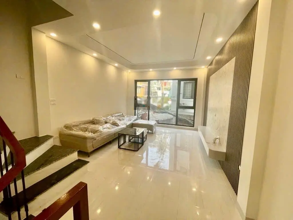 Nhà mới phố Đàm Quang Trung, quận Long Biên 6 tầng 2 thoáng gần cầu Vĩnh Tuy Aoen Mall