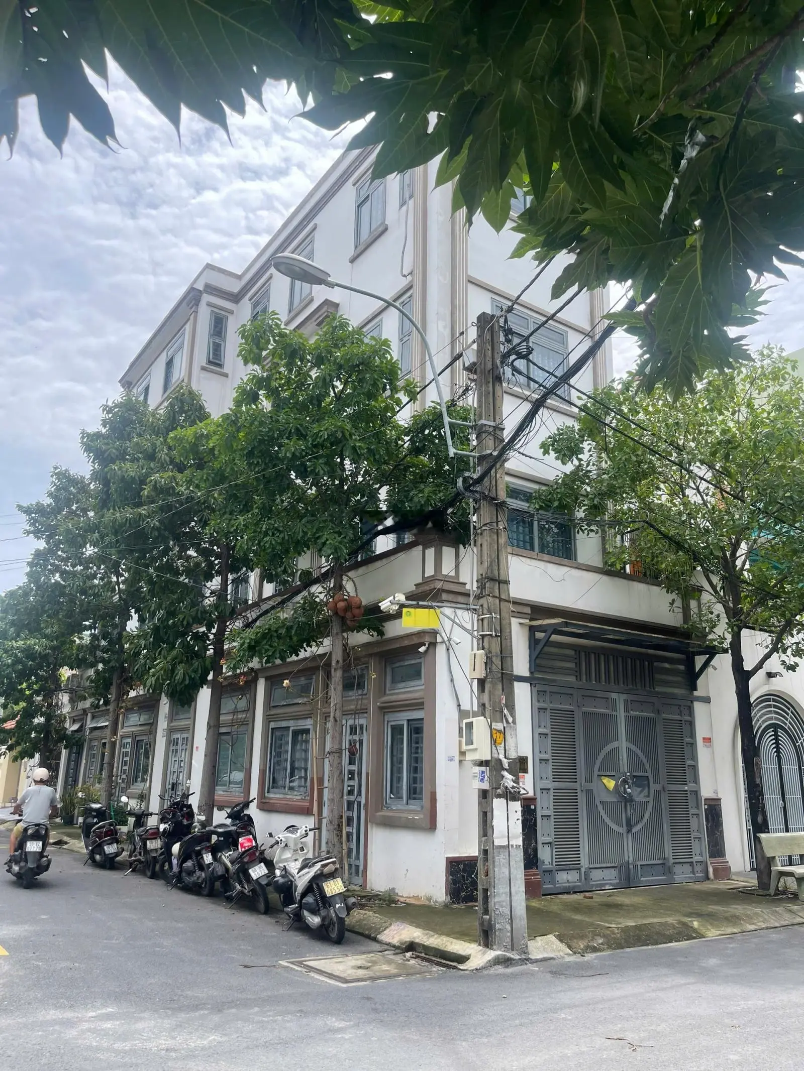 CẦN BÁN CĂN HỘ DỊCH VỤ 4 TẦNG 2 MẶT TIỀN ĐƯỜNG 10M KHU BIỆT THỰ DƯƠNG QUẢNG HÀM GÒ VẤP