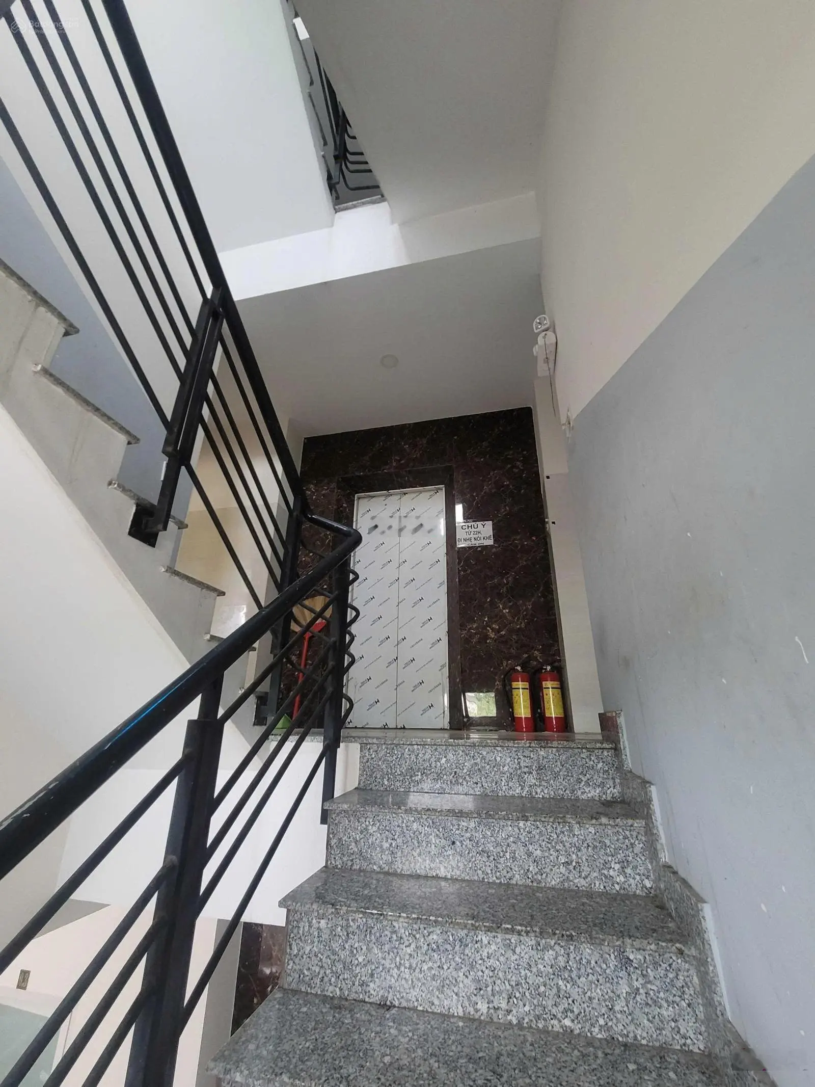 CHDV có 27phòng thu nhập 80tr/th, gồm 5 tầng có sân thượng DT 260m2 ngang 8.9m ngay CĐ Công Thương