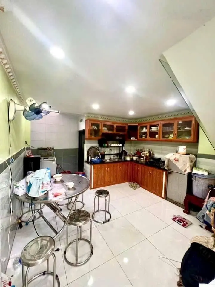 Bán gấp căn nhà đang cho thuê 16tr/tháng ở đường 18B, ngay chợ Bình Chánh, 5x20m, giá 1 tỷ 1.