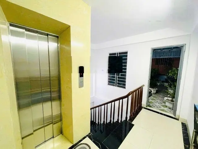 Quận Thanh Xuân-Ôtô tránh -Vỉa hè-6 tầng thang máy chỉ hơn 15 tỷ