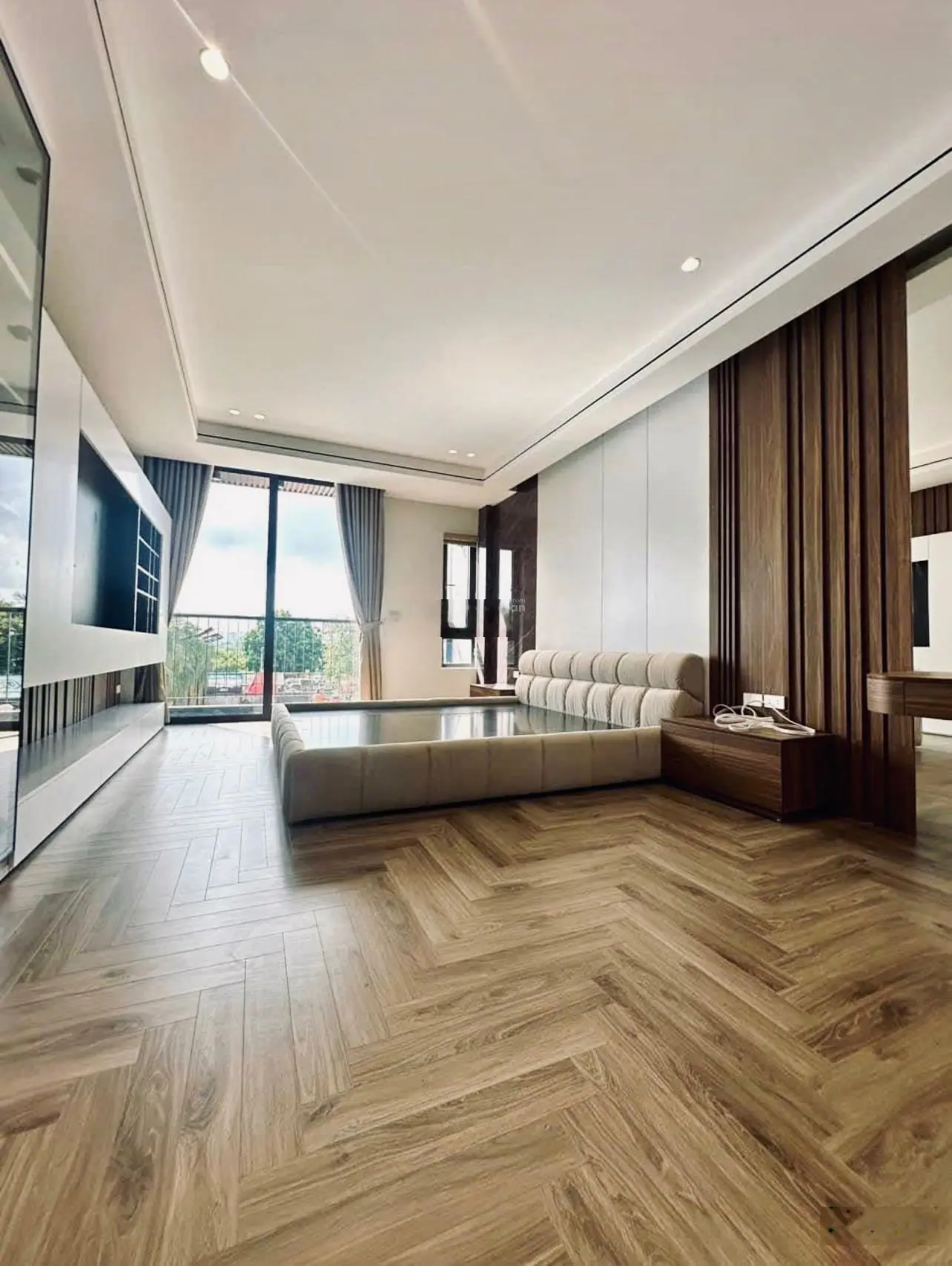Giảm sốc 1 tỷ bán nhà bồ đề ô tô thang máy 65m2 6 tầng để sang ở biệt thự Riverside trong tuần này