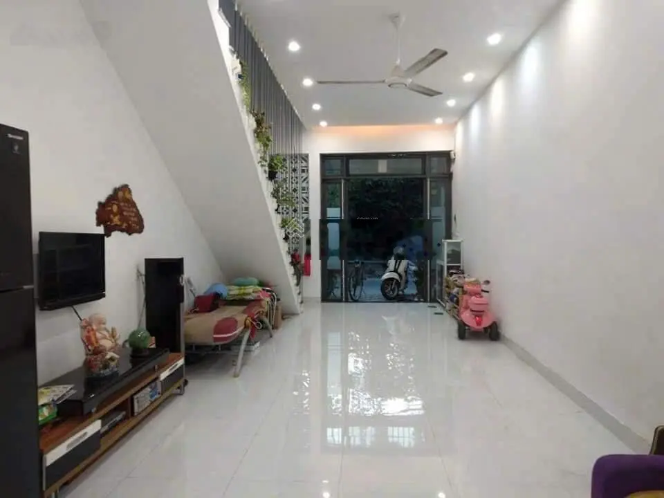 Bán nhà 3 tầng MT đường Phạm Quang Ảnh gần Võ Văn Kiệt, giá 7 tỷ có bớt. LH: 0942992361