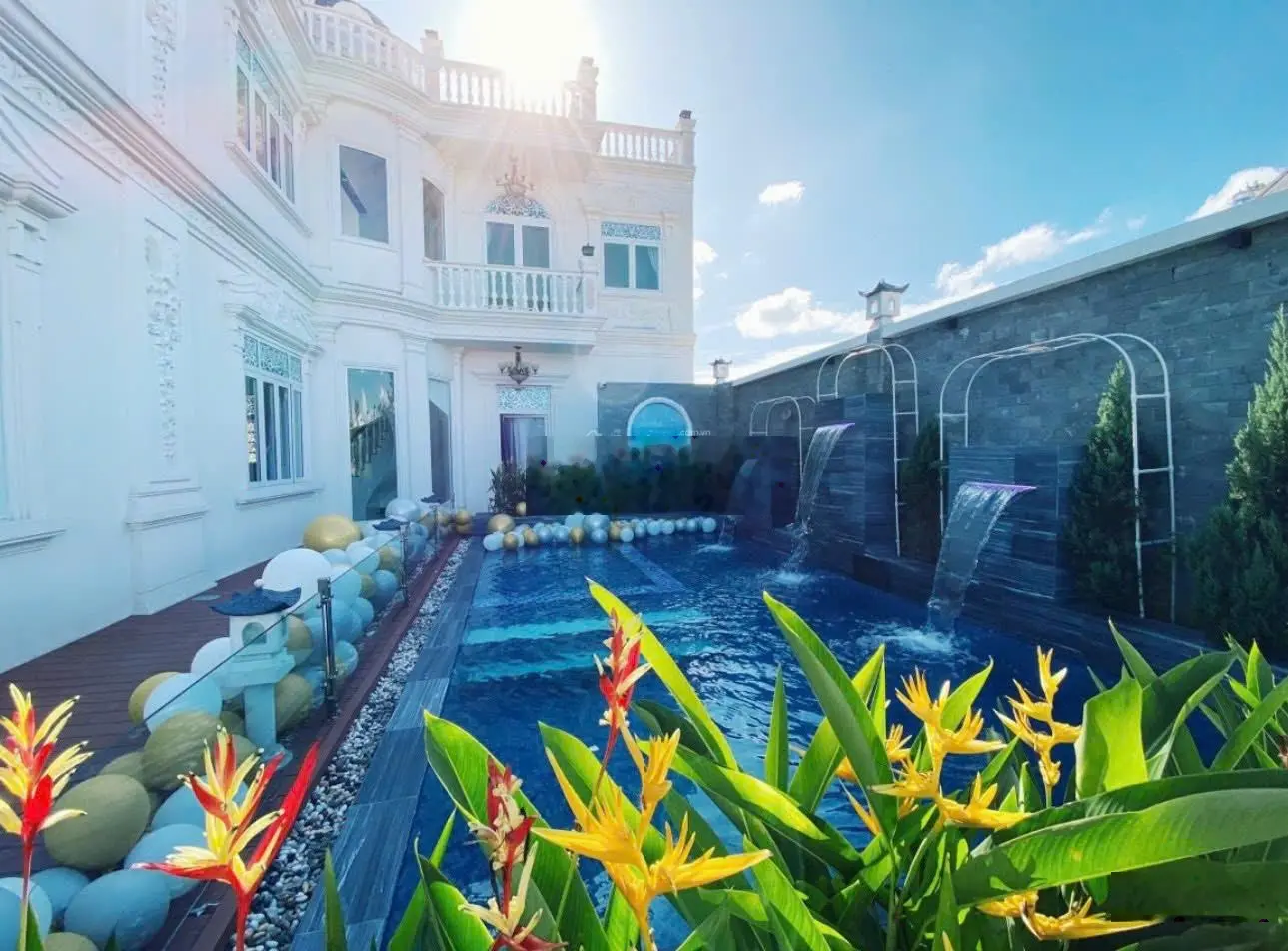 Bán gấp biệt thự hồ bơi sân vườn khu Compound Nguyễn Văn Hưởng 10.8x22m trệt 2 lầu chỉ 72 tỷ