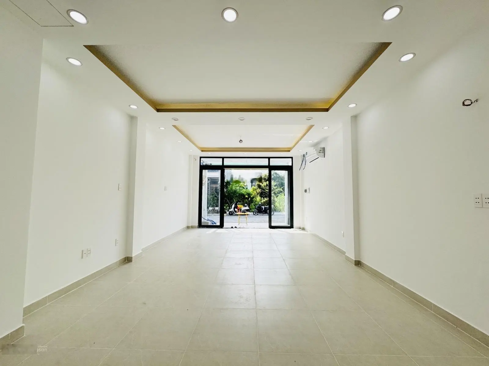 Nhà mới Hướng Đông Nam mát mẻ. Mặt tiền đường 8m có vỉa hè. Cách Nguyễn Duy Trinh chưa tới 100m