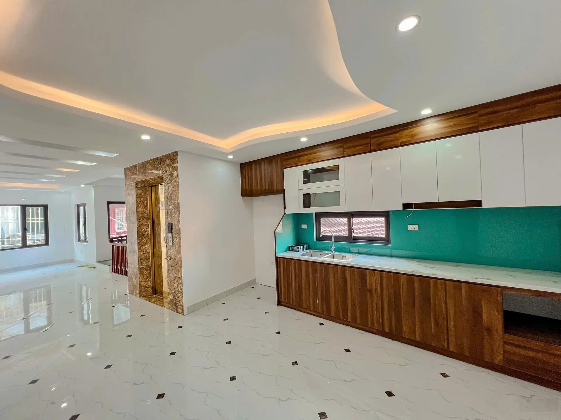 Bán nhà 5 tầng Hoàng Mai, DT 50m2, mặt tiền 4,8m, ô tô đỗ cửa, có thang máy, view hồ, giá 11,5 tỷ