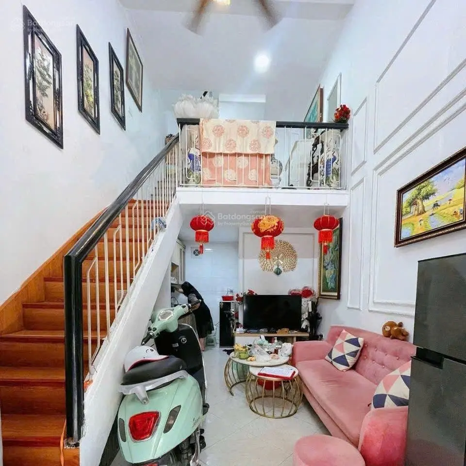 5.2 tỷ, DT 23m2 tầng 2, 3 tầng, gác lửng, 2 ngủ, 50m ô tô tránh, ngõ Thông Phong, Đống Đa