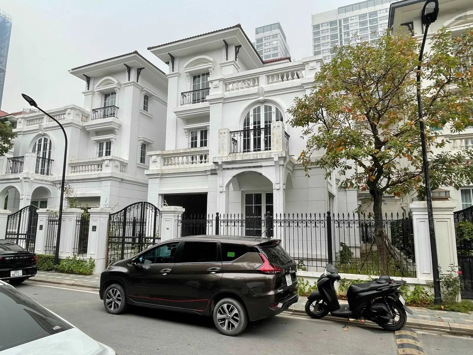 Bán biệt thự đơn lập Embassy Garden 259m2 căn góc vườn hoa - Đông Nam liên hệ chủ nhà 0332 625 ***