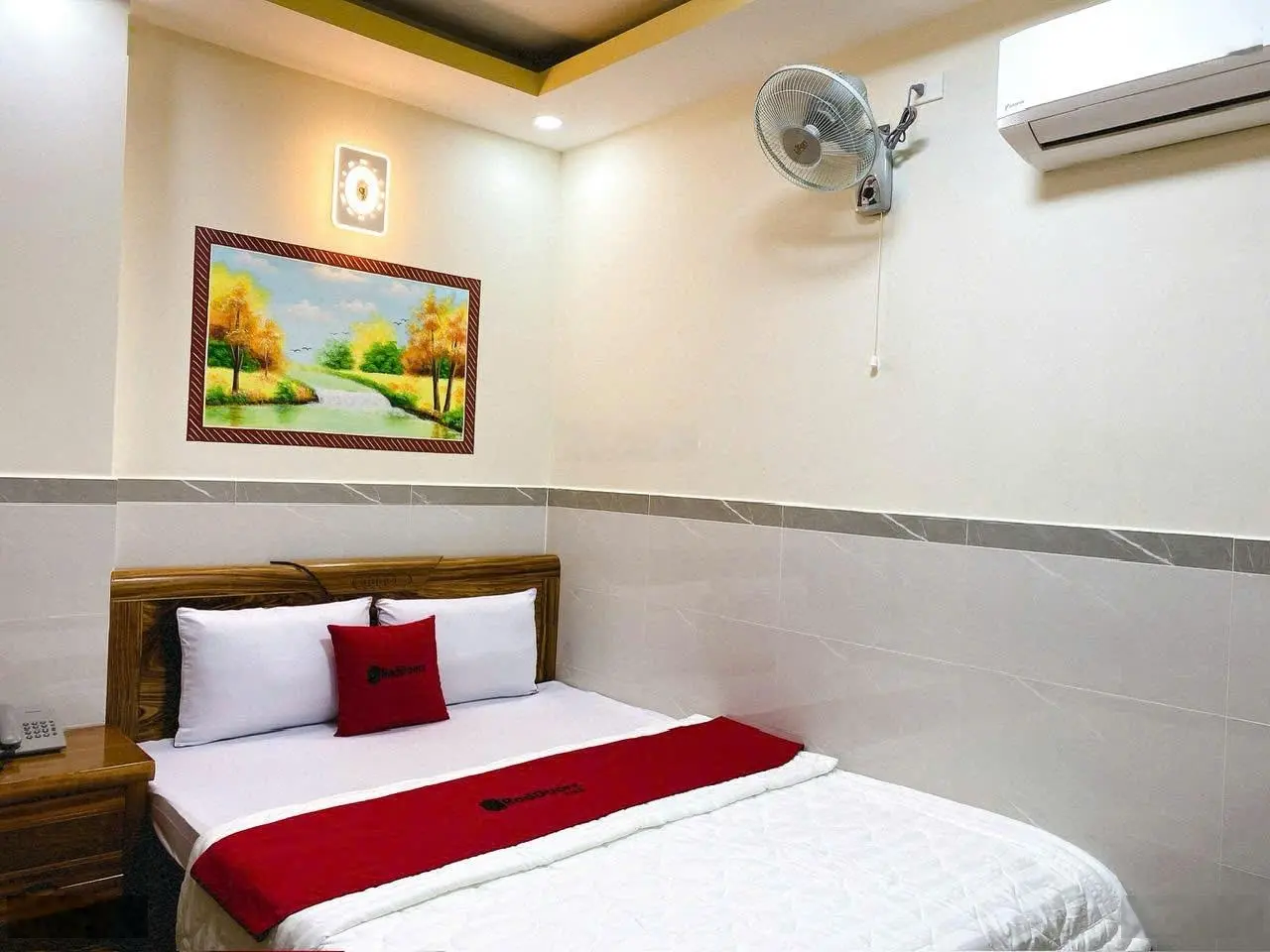 Bán khách sạn Nguyễn Minh Hoàng DT: 4.2x17, 1 hầm 5 lầu, p12, Q Tân Bình