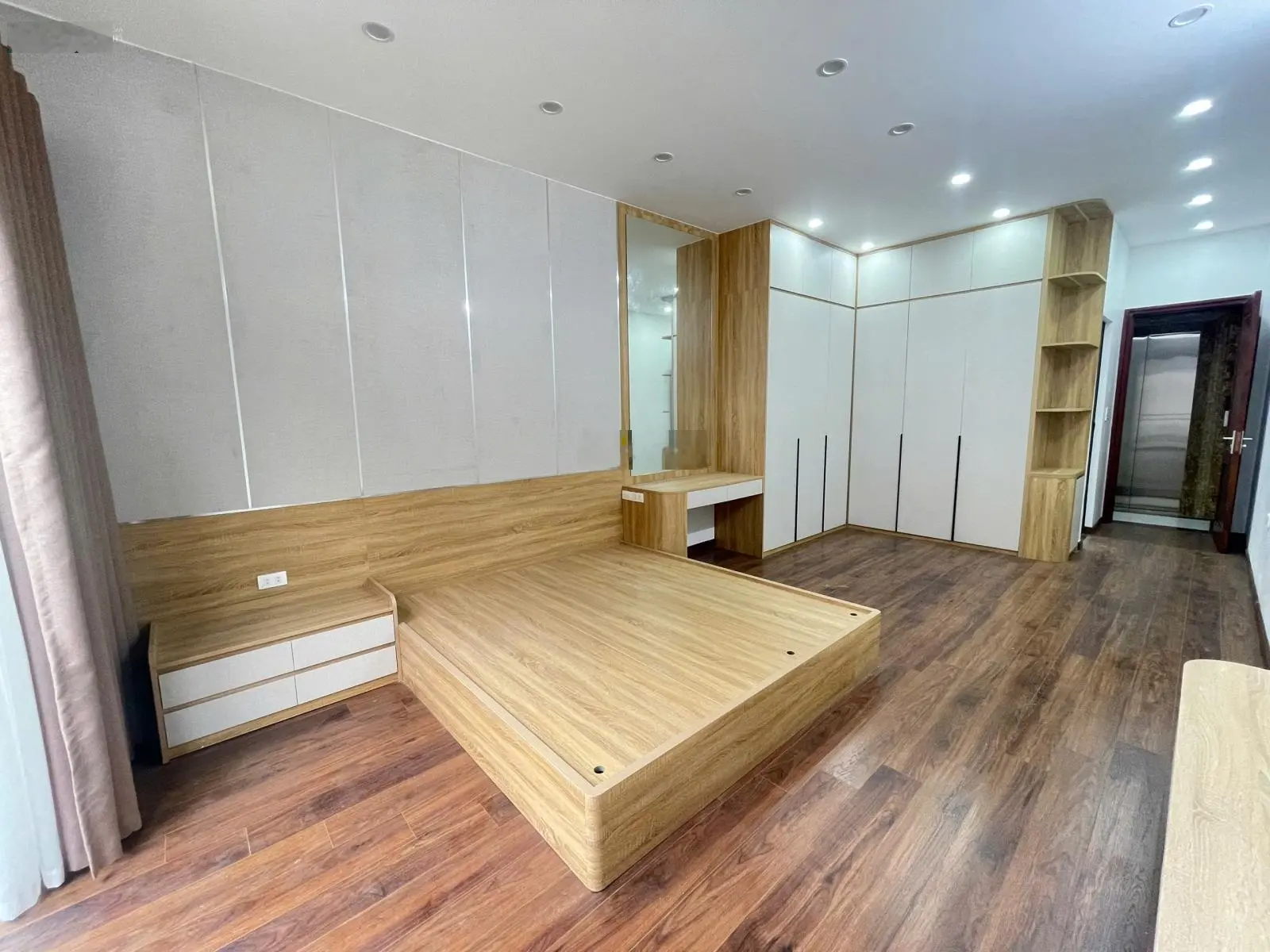 NHÀ MỚI ĐẸP - THANG MÁY - ÔTÔ VÀO NHÀ Phùng Chí Kiên - 45/50m2 / 6 t . mt 4 mét - 15 tỷ Cầu Giấy