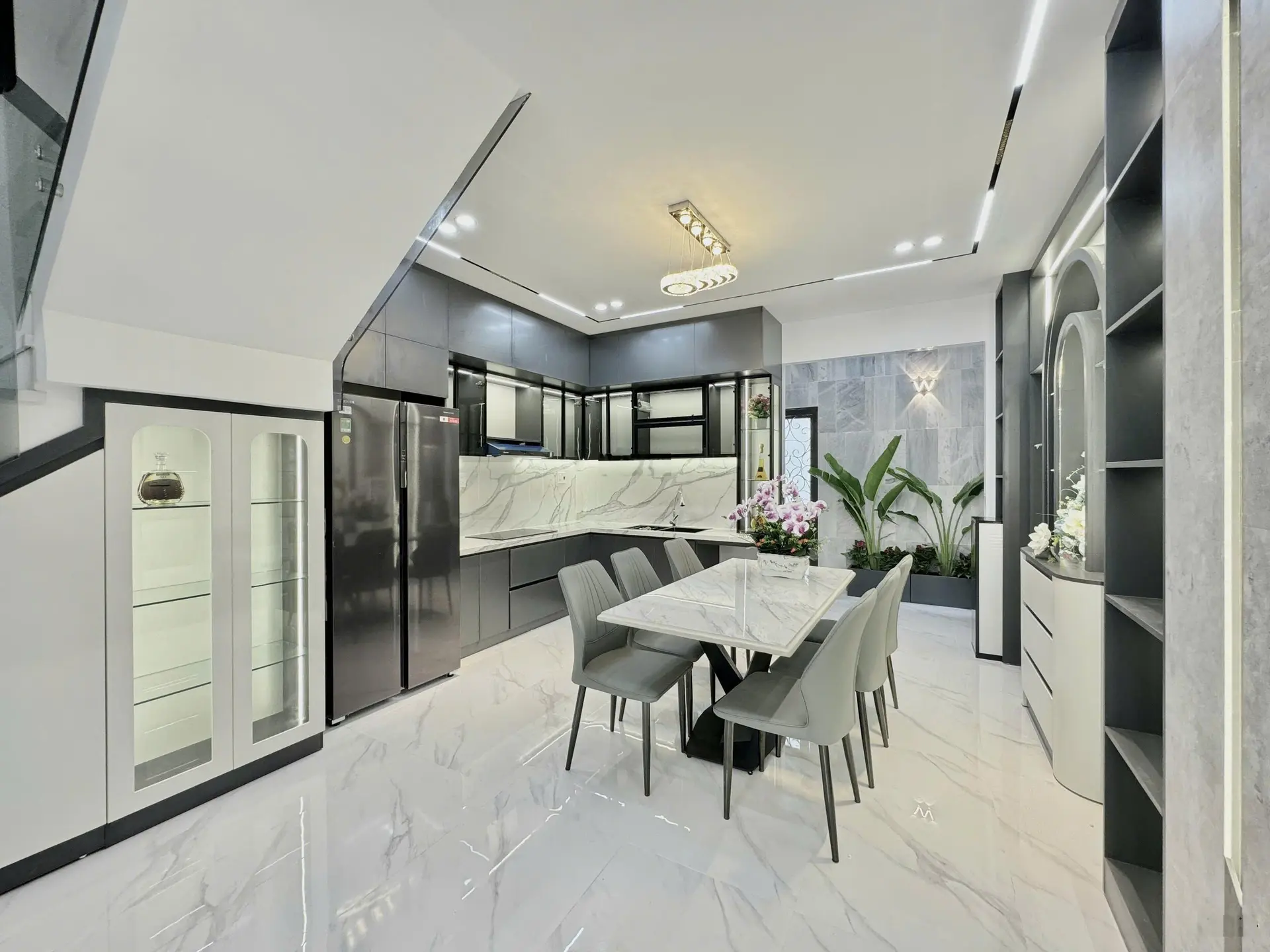 Nhà đẹp Đà Nẵng - Bán nhà 3 tầng Tân Cổ Điển, 3PN, tặng full nội thất, sân oto